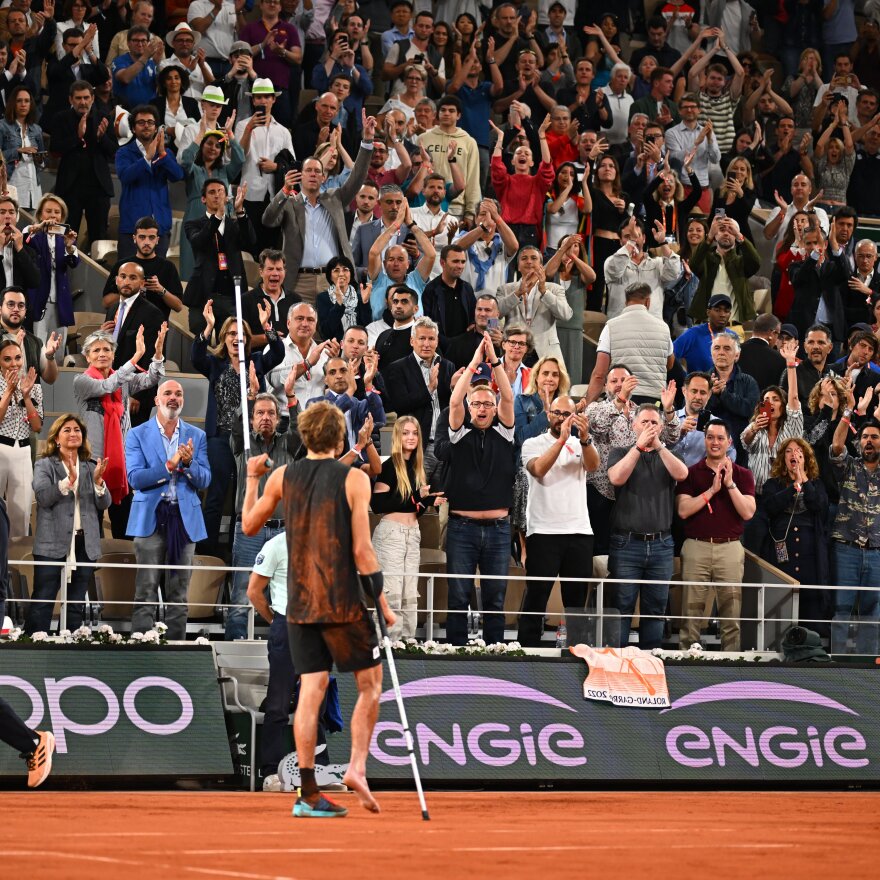 Roland Garros: Ο σοκαριστικός τραυματισμός του Ζβέρεφ στον ημιτελικό με τον Ναδάλ και η αποχώρησή του με καροτσάκι - Δείτε βίντεο 