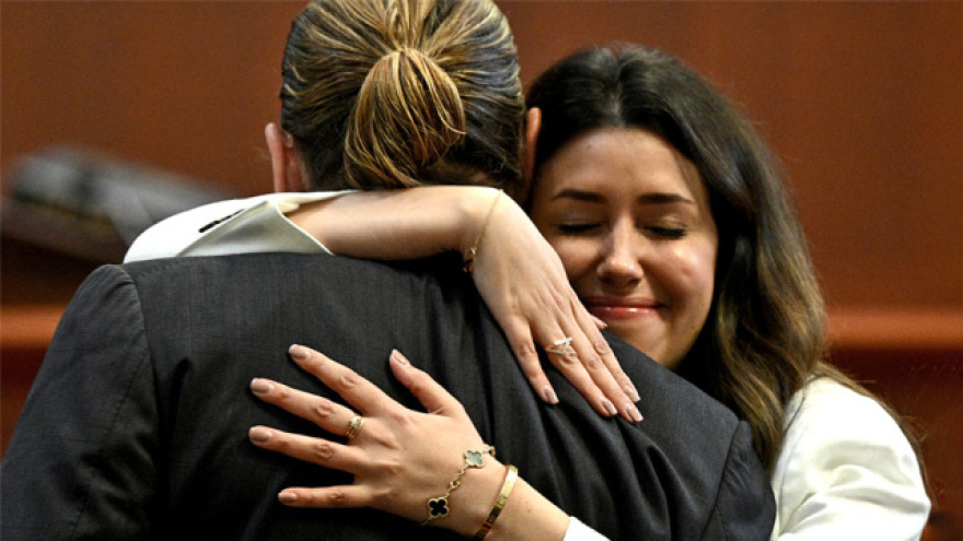 Τζόνι Ντεπ: Τέλος στις φήμες που τον θέλουν ζευγάρι με τη δικηγόρο του - Η Καμίλ Βάσκεζ εθεάθη με τον σύντροφό της