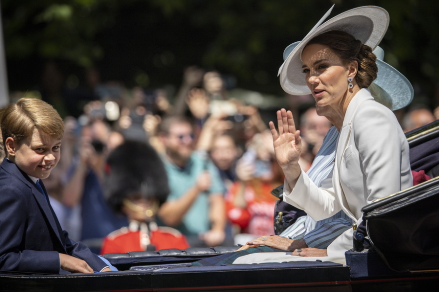 «Πλατινένιο Ιωβηλαίο»: Στους εορτασμούς ήταν όλοι εκεί αλλά η Ελισάβετ... πήγε για λίγο 