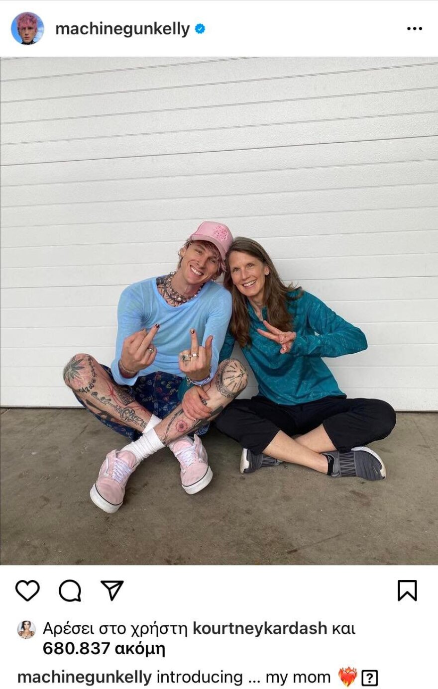 Ο Machine Gun Kelly «συστήνει» στο Instagram τη μητέρα του, που τον εγκατέλειψε όταν ήταν εννέα ετών
