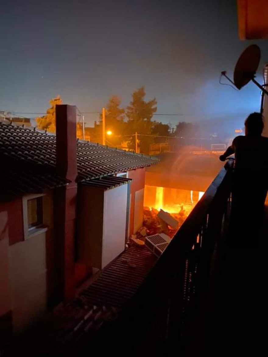 Εμπρησμός πίσω από την έκρηξη στο Μενίδι - Βρέθηκε βαν με λαθραία τσιγάρα στο υπόγειο του ξυλουργείου 