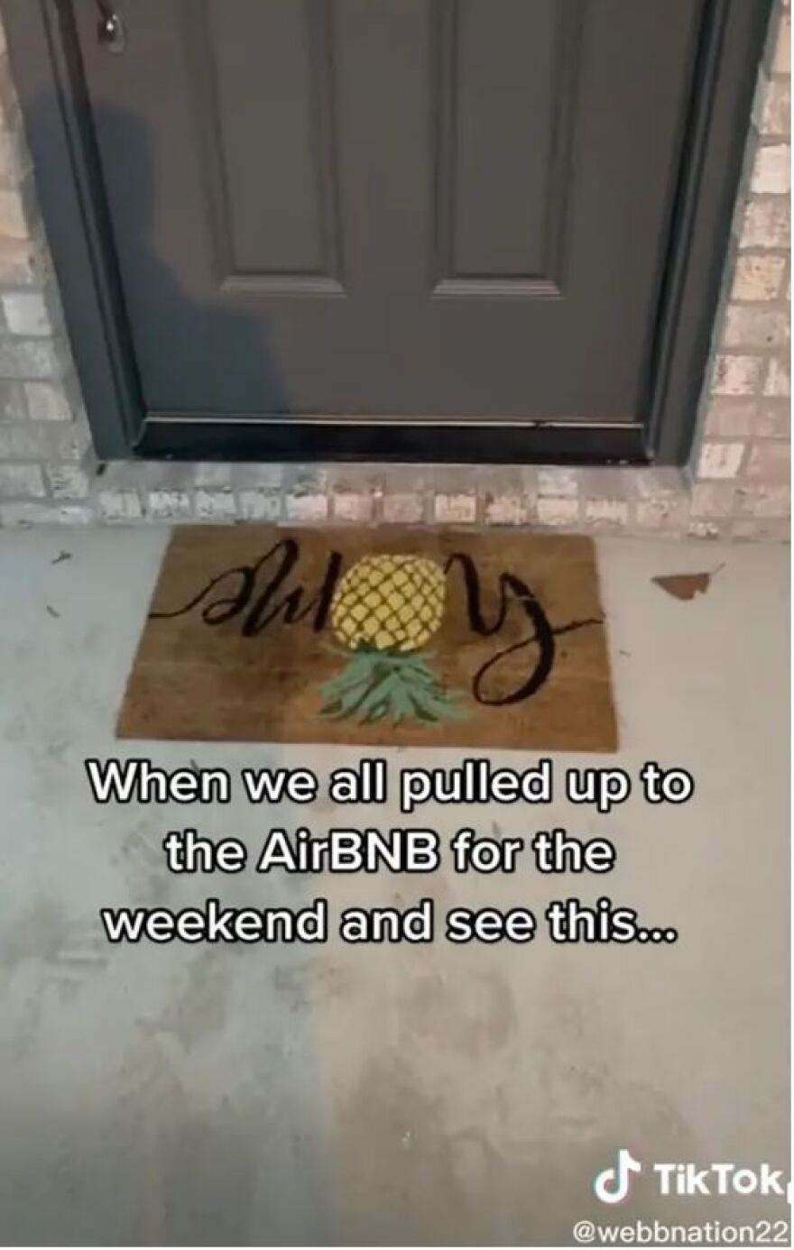 #UpsideDownPineapple: Το TikTok αποκαλύπτει την... κρυφή σημασία του ανάποδου ανανά