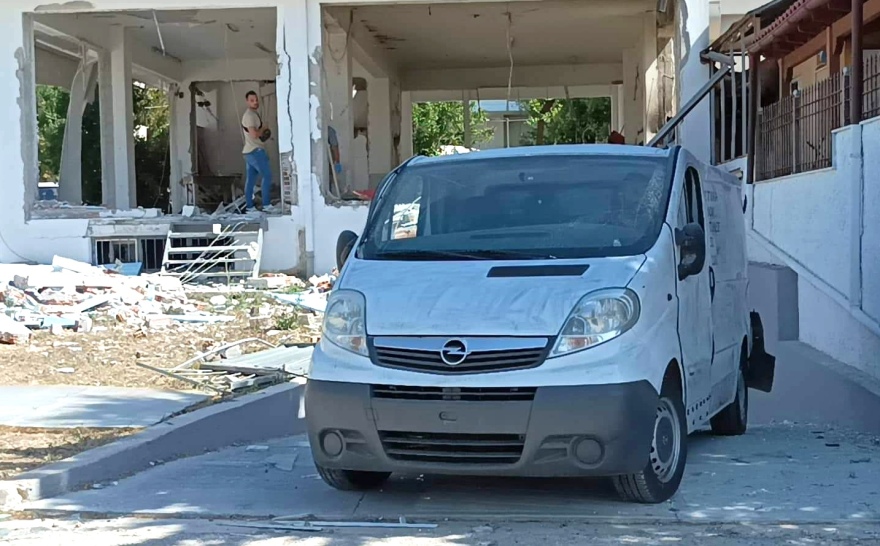 Εμπρησμός πίσω από την έκρηξη στο Μενίδι - Βρέθηκε βαν με λαθραία τσιγάρα στο υπόγειο του ξυλουργείου 