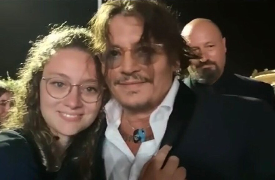 Οι λόγοι που ο Τζόνι Ντεπ αγαπήθηκε όσο λίγοι αστέρες του Χόλιγουντ