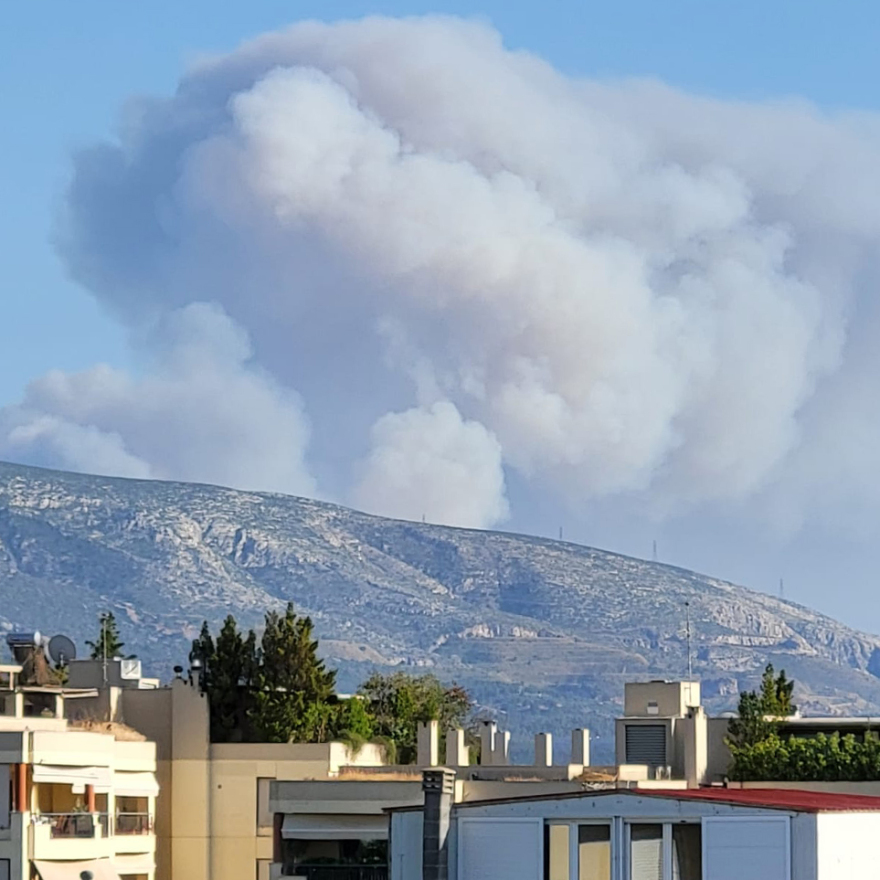 Σε ύφεση η φωτιά στη Βούλα - Ισχυρές δυνάμεις της Πυροσβεστικής και εναέρια μέσα στο σημείο