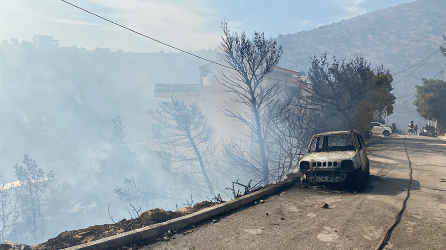 Φωτιά στη Βούλα: Συνεχείς αναζωπυρώσεις, ενισχύονται οι δυνάμεις της πυροσβεστικής