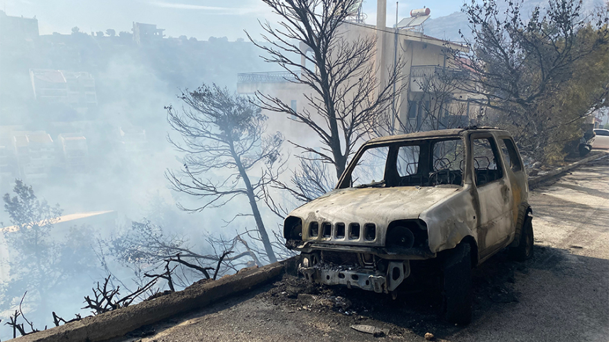 Φωτιά στη Βούλα: Συνεχείς αναζωπυρώσεις, ενισχύονται οι δυνάμεις της πυροσβεστικής