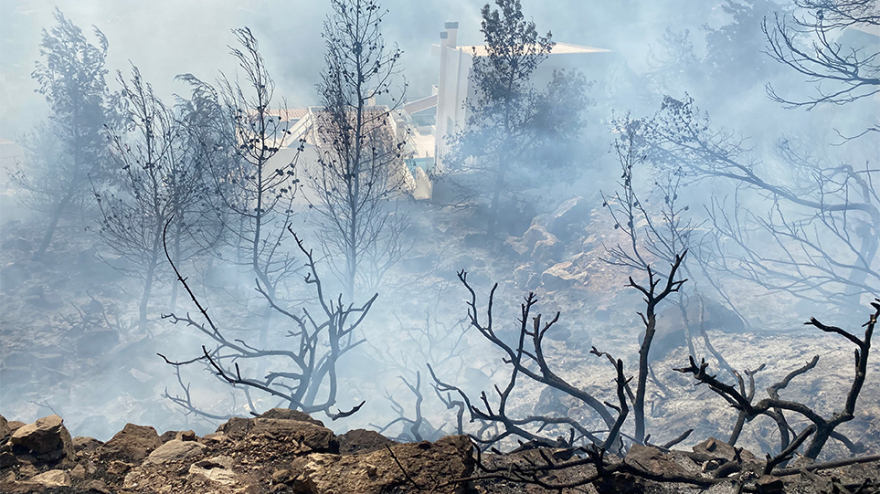 Φωτιά στη Βούλα: Συνεχείς αναζωπυρώσεις, ενισχύονται οι δυνάμεις της πυροσβεστικής