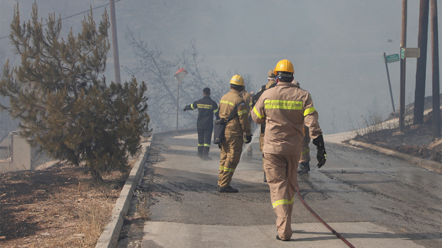 Φωτιά στη Βούλα: Συνεχείς αναζωπυρώσεις, ενισχύονται οι δυνάμεις της πυροσβεστικής