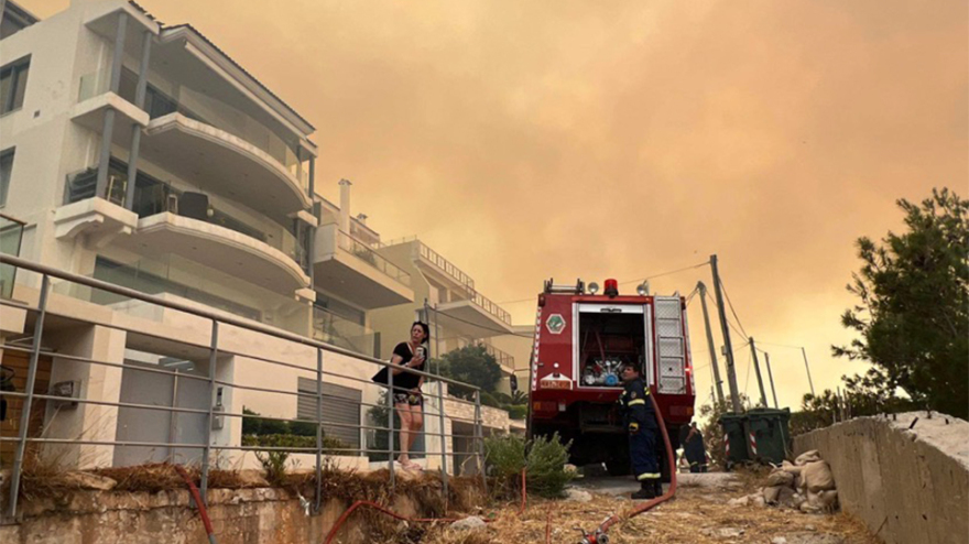 Φωτιά στη Βούλα: Συνεχείς αναζωπυρώσεις, ενισχύονται οι δυνάμεις της πυροσβεστικής