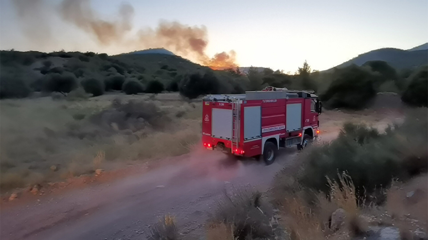 Φωτιά στη Βούλα: Στο πεδίο βολής της Σχολής Ευελπίδων το πύρινο μέτωπο
