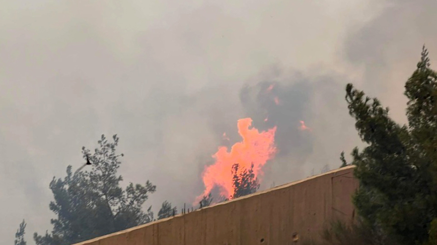 Φωτιά στη Βούλα: Συνεχείς αναζωπυρώσεις, ενισχύονται οι δυνάμεις της πυροσβεστικής