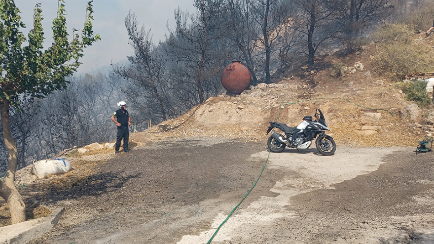 Φωτιά στη Βούλα: Συνεχείς αναζωπυρώσεις, ενισχύονται οι δυνάμεις της πυροσβεστικής