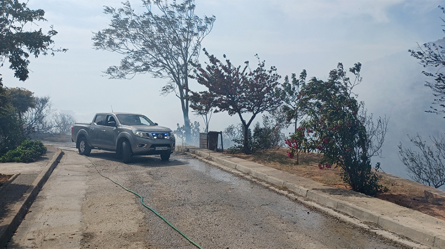 Φωτιά στη Βούλα: Συνεχείς αναζωπυρώσεις, ενισχύονται οι δυνάμεις της πυροσβεστικής