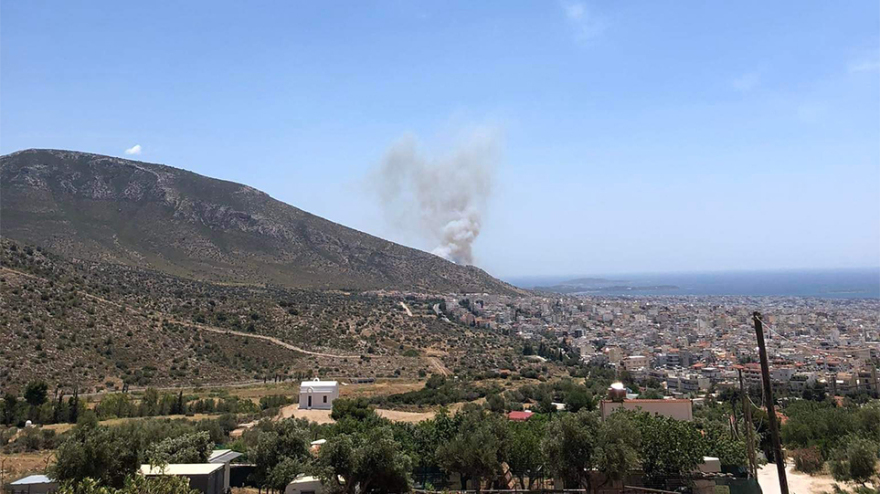 Φωτιά στη Βούλα: Συνεχείς αναζωπυρώσεις, ενισχύονται οι δυνάμεις της πυροσβεστικής
