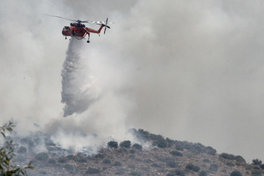 Φωτιά τώρα στην Άνω Γλυφάδα, στα όρια με τον Υμηττό - Έκκενώθηκαν σπίτια στο Πανόραμα Βούλας