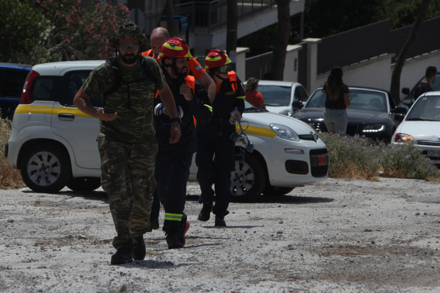 Φωτιά τώρα στην Άνω Γλυφάδα, στα όρια με τον Υμηττό - Έκκενώθηκαν σπίτια στο Πανόραμα Βούλας