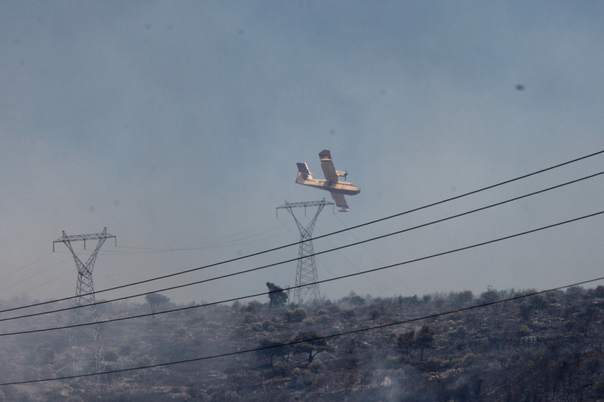 Φωτιά τώρα στην Άνω Γλυφάδα, στα όρια με τον Υμηττό - Έκκενώθηκαν σπίτια στο Πανόραμα Βούλας