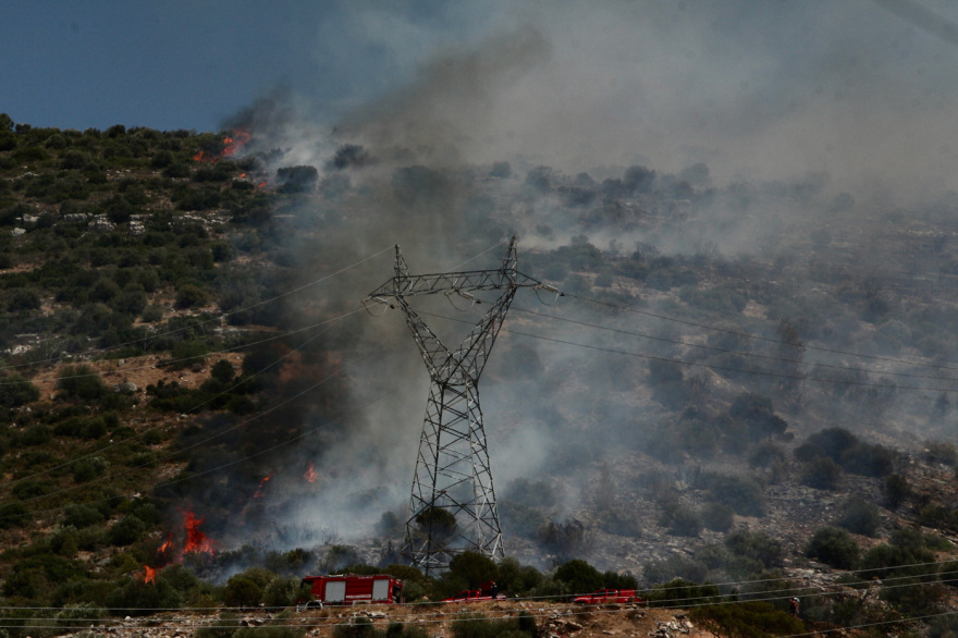 Φωτιά τώρα στην Άνω Γλυφάδα, στα όρια με τον Υμηττό - Έκκενώθηκαν σπίτια στο Πανόραμα Βούλας
