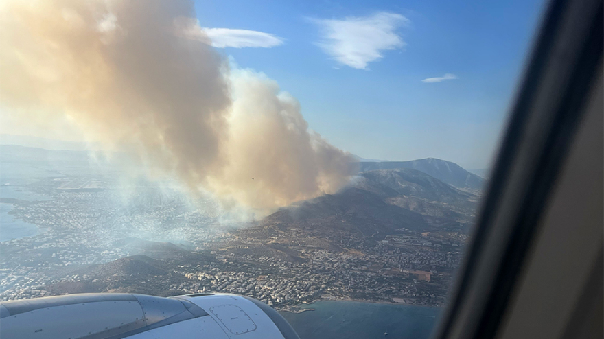 Σε ύφεση η φωτιά στη Βούλα - Ισχυρές δυνάμεις της Πυροσβεστικής και εναέρια μέσα στο σημείο