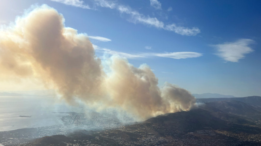 Σε ύφεση η φωτιά στη Βούλα - Ισχυρές δυνάμεις της Πυροσβεστικής και εναέρια μέσα στο σημείο