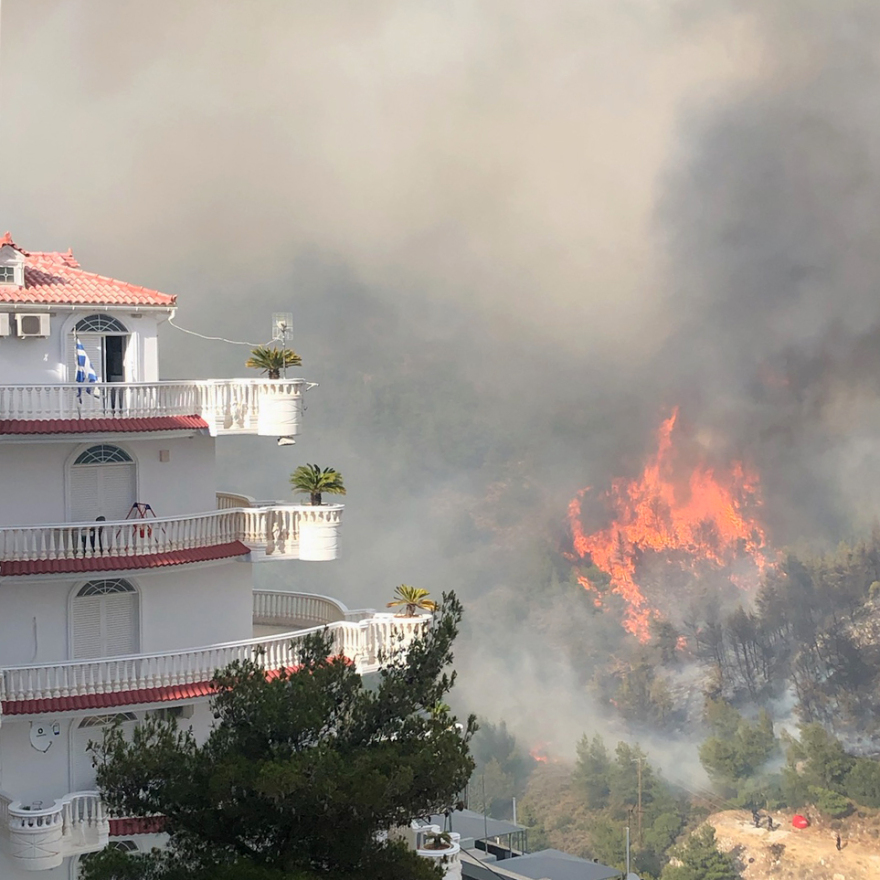 Σε ύφεση η φωτιά στη Βούλα - Ισχυρές δυνάμεις της Πυροσβεστικής και εναέρια μέσα στο σημείο