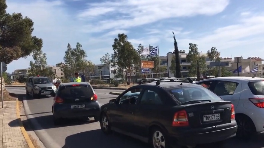 Σε ύφεση η φωτιά στη Βούλα - Ισχυρές δυνάμεις της Πυροσβεστικής και εναέρια μέσα στο σημείο