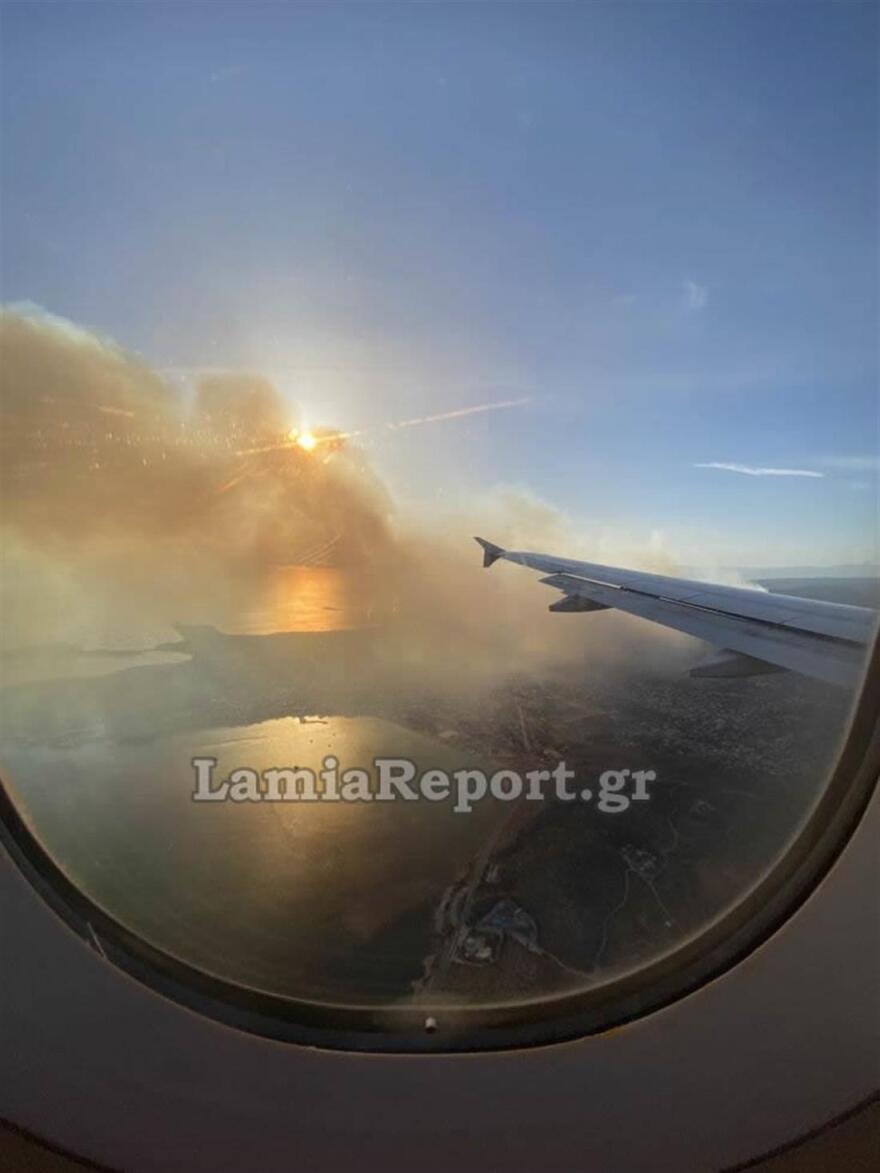 Φωτιά στη Βούλα: Εικόνες από τα πύρινα μέτωπα μέσα από το αεροπλάνο