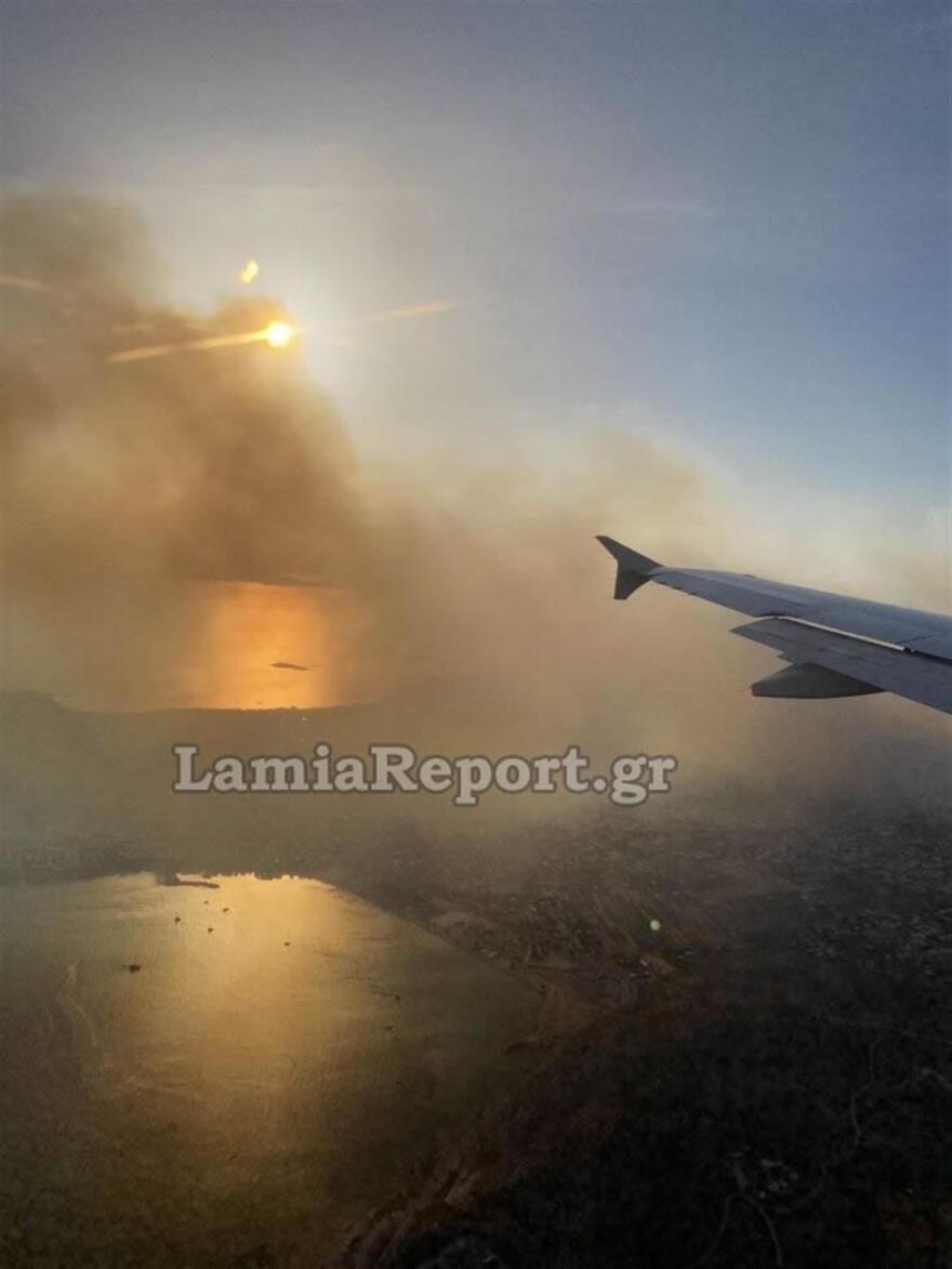 Φωτιά στη Βούλα: Εικόνες από τα πύρινα μέτωπα μέσα από το αεροπλάνο