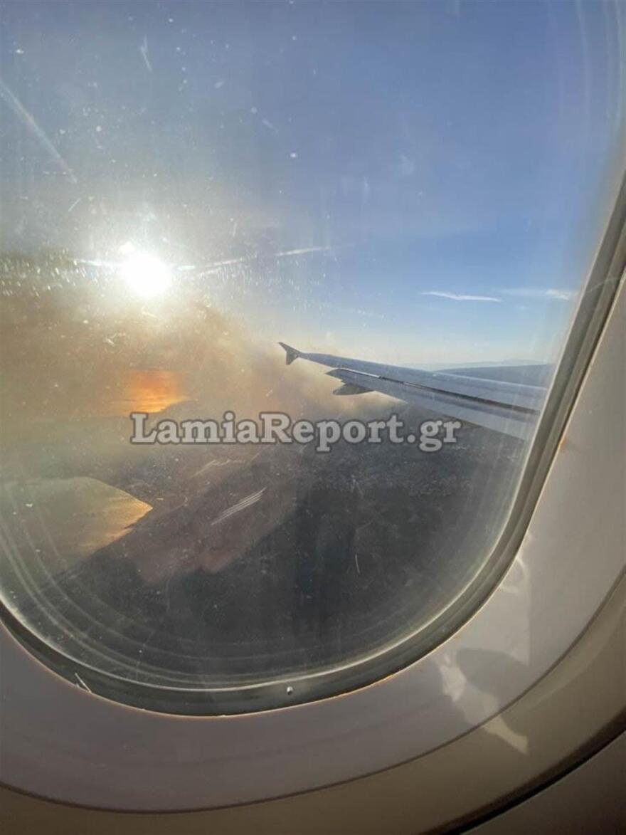 Φωτιά στη Βούλα: Εικόνες από τα πύρινα μέτωπα μέσα από το αεροπλάνο