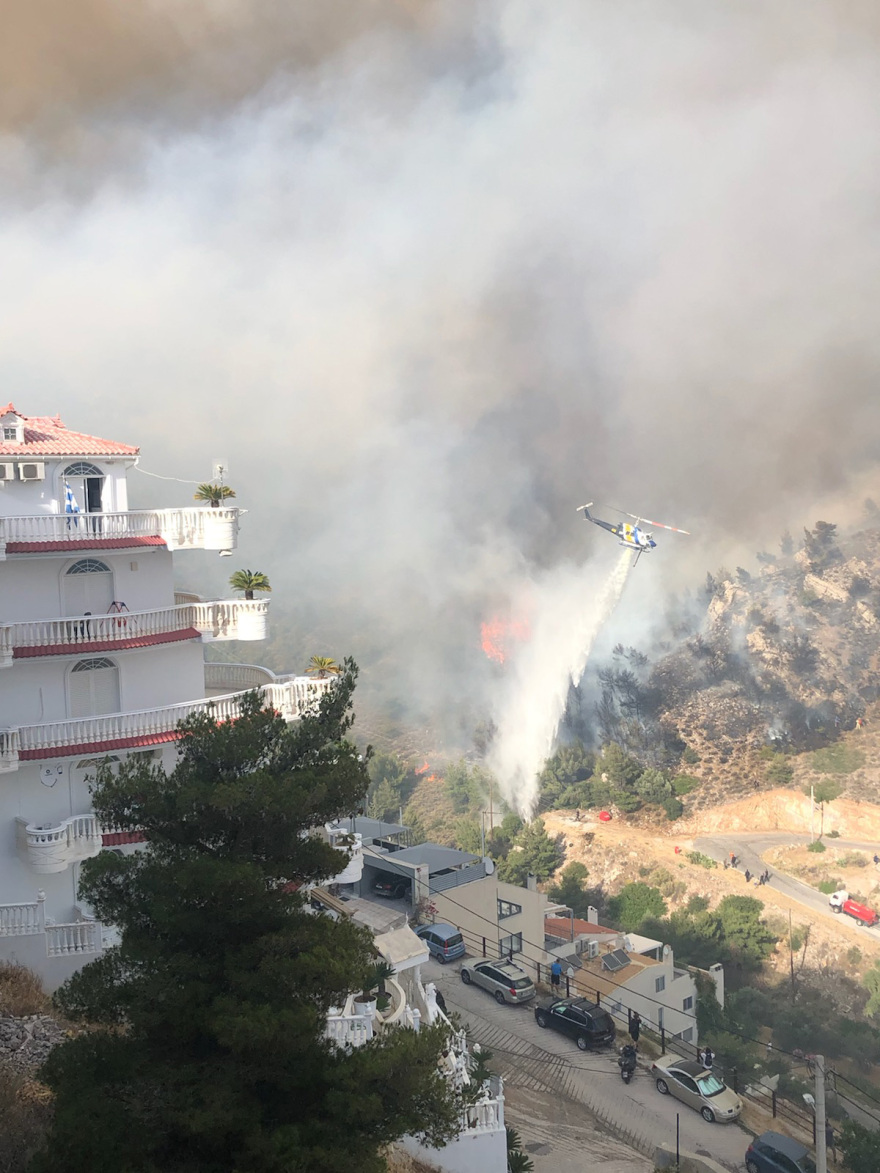 Σε ύφεση η φωτιά στη Βούλα - Ισχυρές δυνάμεις της Πυροσβεστικής και εναέρια μέσα στο σημείο