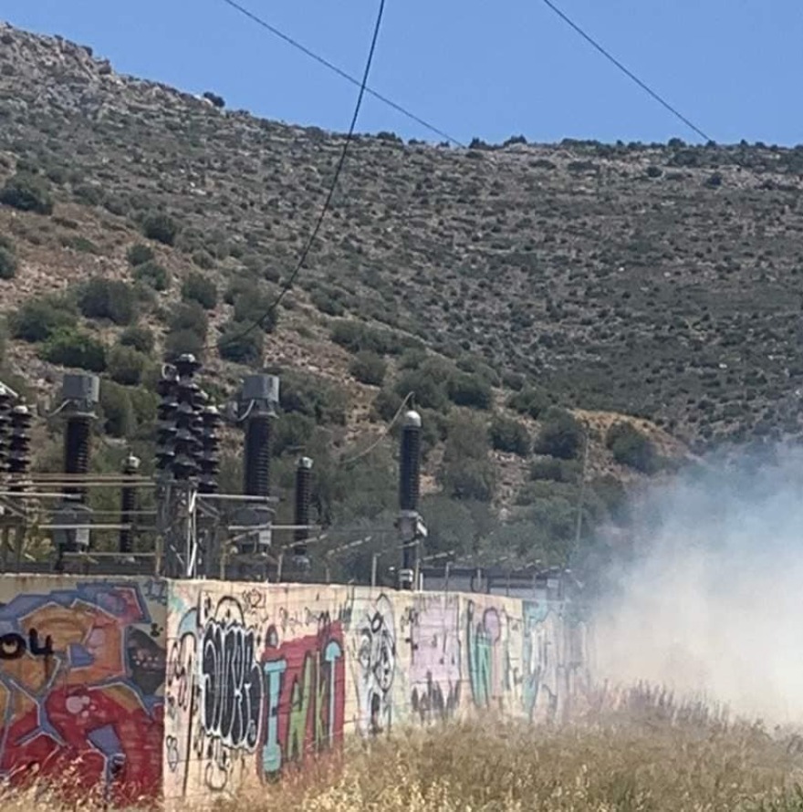 Σε ύφεση η φωτιά στη Βούλα - Ισχυρές δυνάμεις της Πυροσβεστικής και εναέρια μέσα στο σημείο