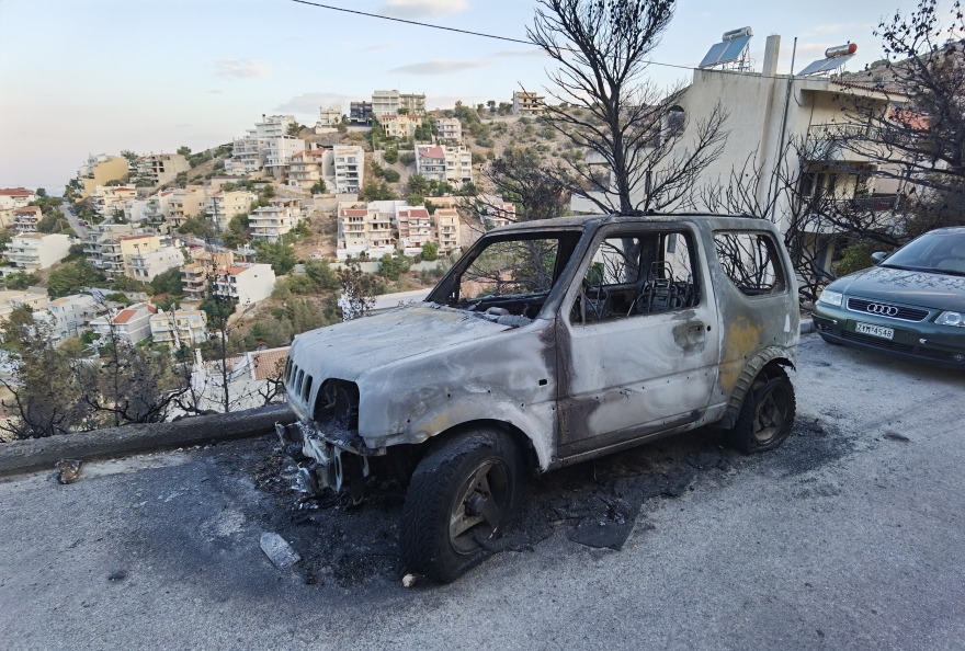 Φωτιά στη Βούλα: Σε ύφεση τα πύρινα μέτωπα - Μετρούν τις «πληγές» τους οι κάτοικοι