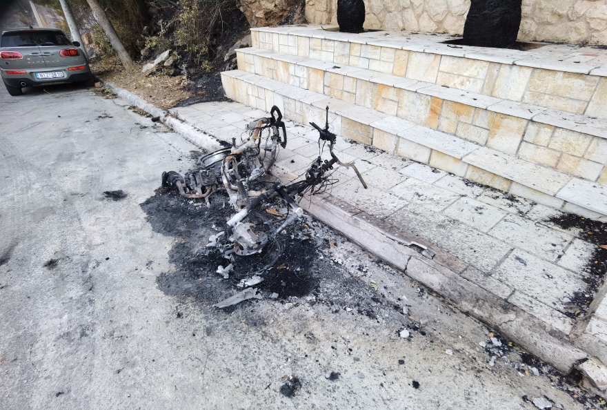 Φωτιά στη Βούλα: Σε ύφεση τα πύρινα μέτωπα - Μετρούν τις «πληγές» τους οι κάτοικοι