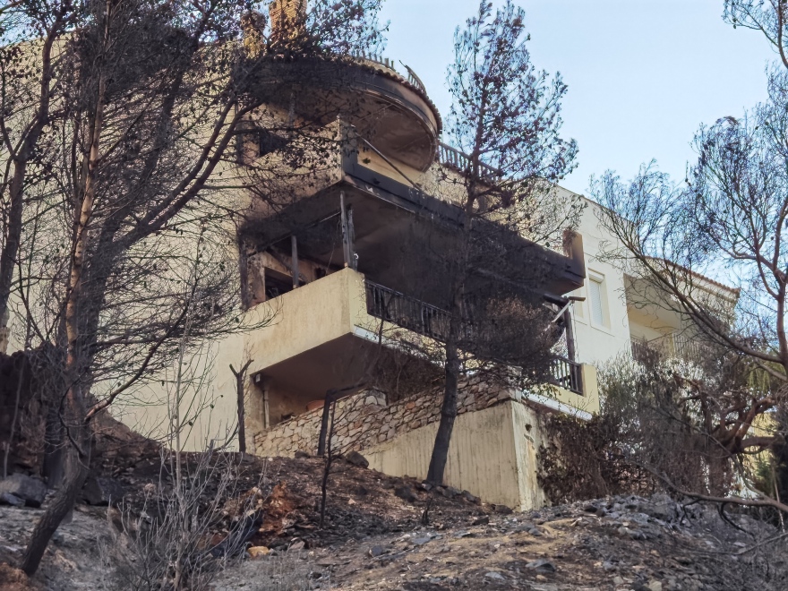 Φωτιά στη Βούλα: Σε ύφεση τα πύρινα μέτωπα - Μετρούν τις «πληγές» τους οι κάτοικοι