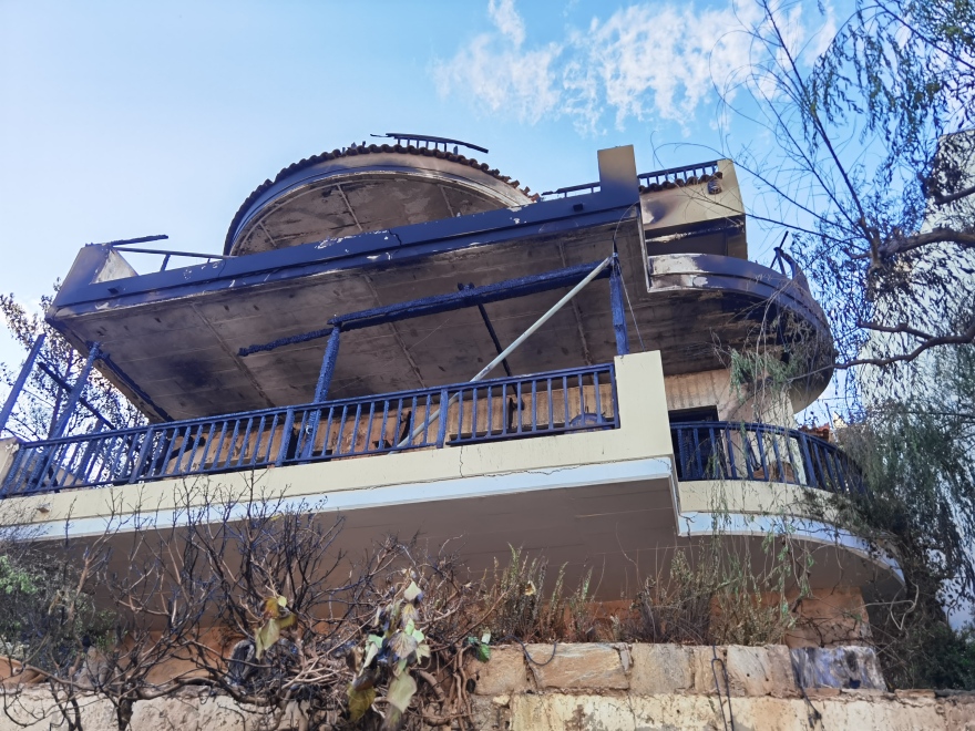 Φωτιά στη Βούλα: Σε ύφεση τα πύρινα μέτωπα - Μετρούν τις «πληγές» τους οι κάτοικοι