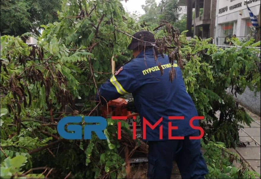 Σφοδρή χαλαζόπτωση σε Φλώρινα, Σέρρες και Λάρισα - «Ποτάμια» οι δρόμοι στη Θεσσαλονίκη (βίντεο και φωτογραφίες)