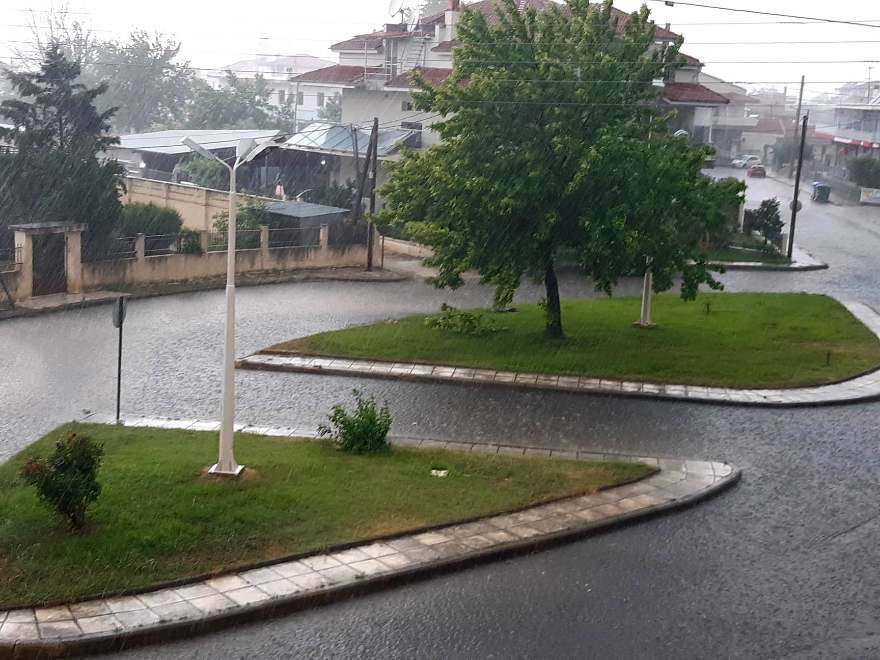 Σφοδρή χαλαζόπτωση σε Φλώρινα, Σέρρες και Λάρισα - «Ποτάμια» οι δρόμοι στη Θεσσαλονίκη (βίντεο και φωτογραφίες)