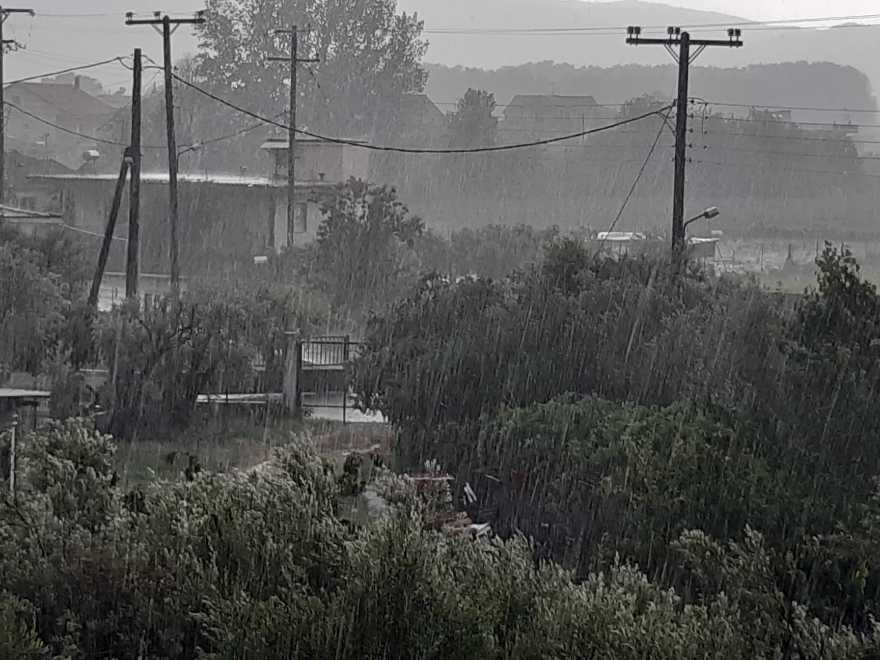 Σφοδρή χαλαζόπτωση σε Φλώρινα, Σέρρες και Λάρισα - «Ποτάμια» οι δρόμοι στη Θεσσαλονίκη (βίντεο και φωτογραφίες)