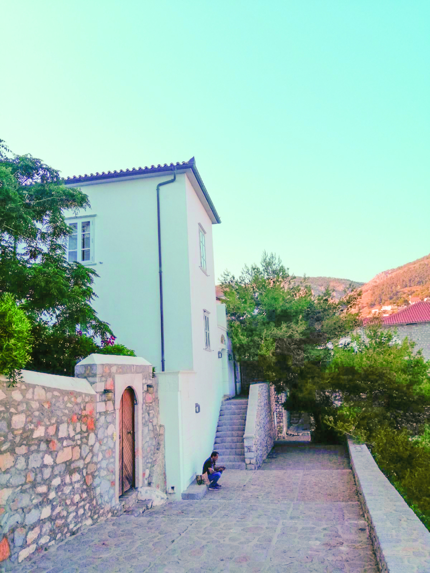 Ιστορία τριών αιώνων: Στο σφυρί το αρχοντικό Κοντομηνά στην Ύδρα