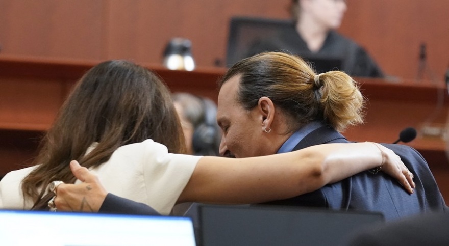 Καμίλ Βάσκεζ: Γη και ύδωρ στα πόδια της δικηγόρου του Τζόνι Ντεπ - «Είναι καρχαρίας και το απέδειξε»