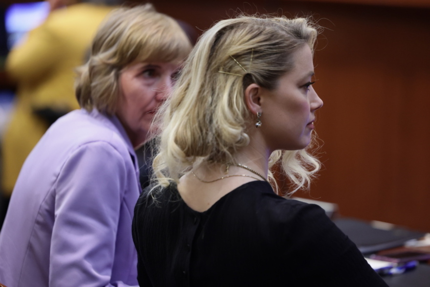 Καμίλ Βάσκεζ: Γη και ύδωρ στα πόδια της δικηγόρου του Τζόνι Ντεπ - «Είναι καρχαρίας και το απέδειξε»