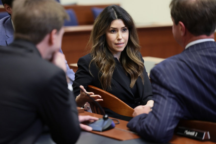 Καμίλ Βάσκεζ: Γη και ύδωρ στα πόδια της δικηγόρου του Τζόνι Ντεπ - «Είναι καρχαρίας και το απέδειξε»