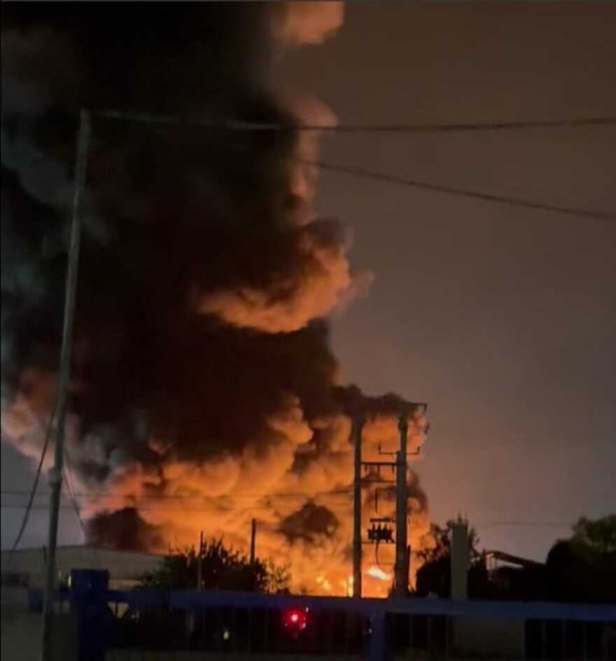 Ασπρόπυργος: Καίγεται εργοστάσιο με πλαστικά - Δείτε βίντεο και φωτογραφίες