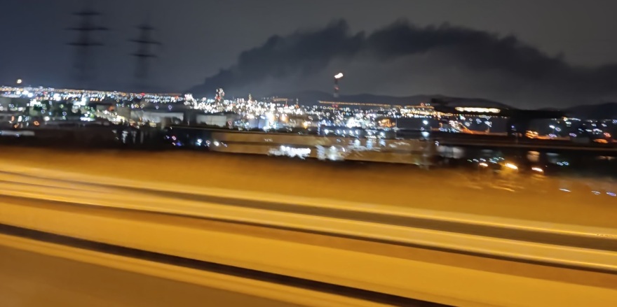 Ασπρόπυργος: Καίγεται εργοστάσιο με πλαστικά - Δείτε βίντεο και φωτογραφίες