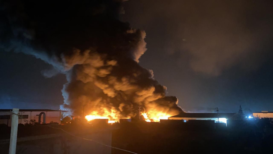 Ασπρόπυργος: Σε ύφεση η φωτιά σε εργοστάσιο πλαστικών - Ξεκίνησε πιθανότατα από κεραυνό 