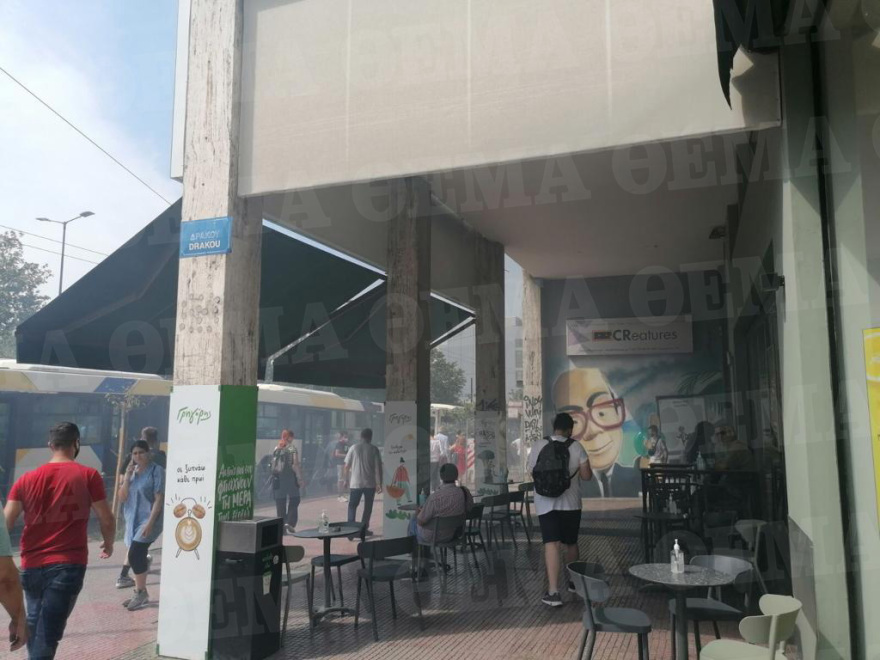 Φωτιά σε αυτοκίνητο στη Συγγρού στο ύψος του Φιξ - Σώθηκαν την τελευταία στιγμή μία γυναίκα και ένα παιδί