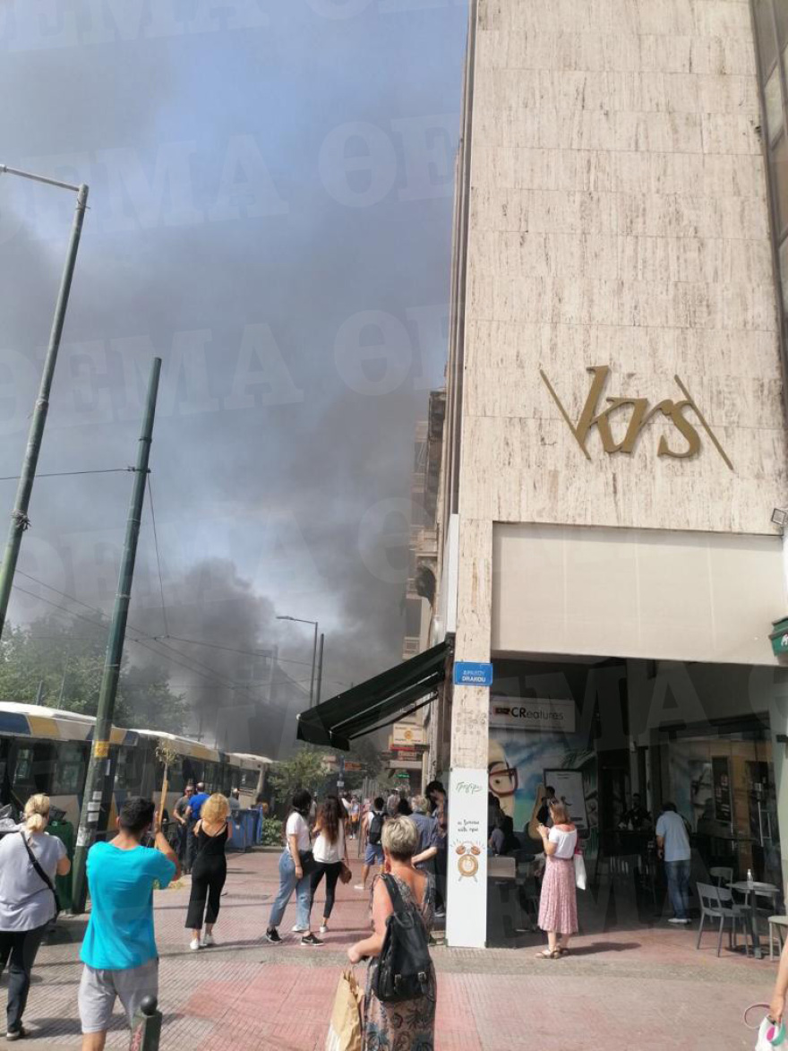 Φωτιά σε αυτοκίνητο στη Συγγρού στο ύψος του Φιξ - Σώθηκαν την τελευταία στιγμή μία γυναίκα και ένα παιδί