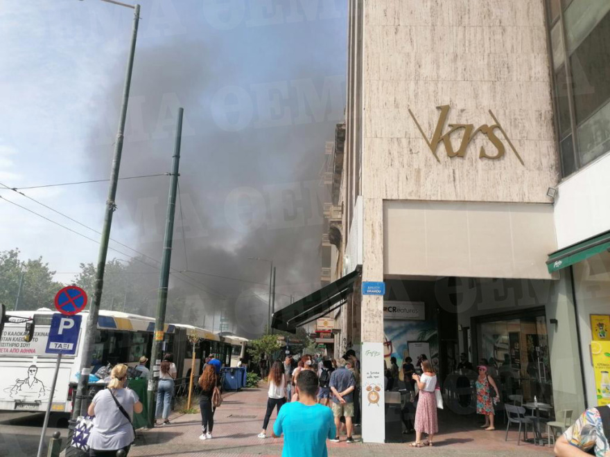 Φωτιά σε αυτοκίνητο στη Συγγρού στο ύψος του Φιξ - Σώθηκαν την τελευταία στιγμή μία γυναίκα και ένα παιδί