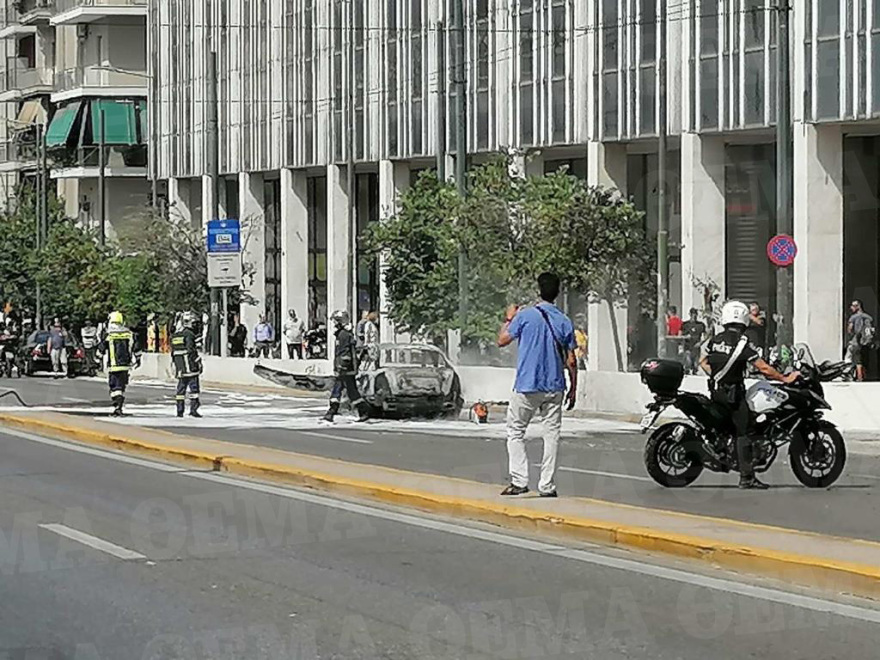 Φωτιά σε αυτοκίνητο στη Συγγρού στο ύψος του Φιξ - Σώθηκαν την τελευταία στιγμή μία γυναίκα και ένα παιδί